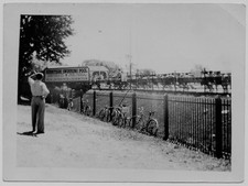 OLD PHOTO SUNNYSIDE SWIMMING POOL SIGN PEOPLE BIKE AT FENCE TORONTO CANADA 40S