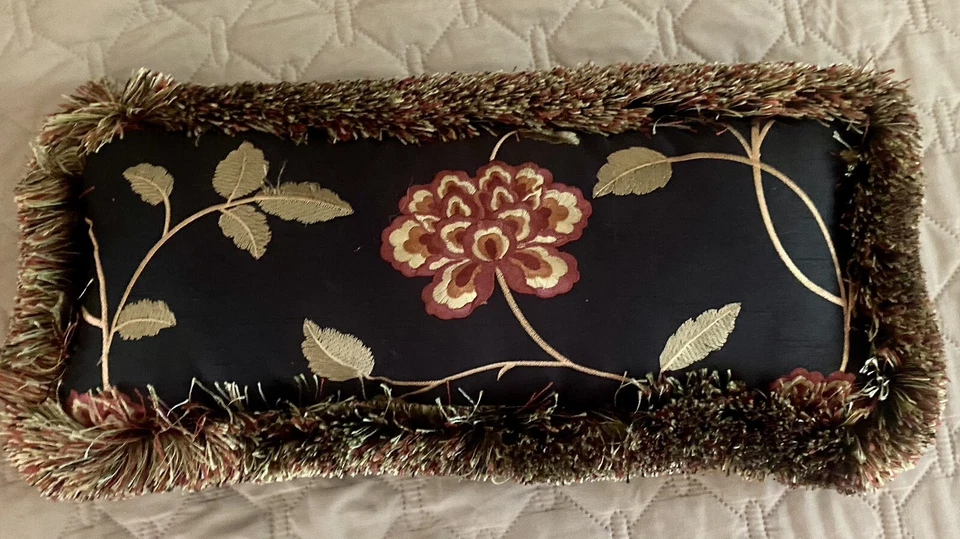 Cepillo de tela con flecos de seda con almohada bordada con acento floral 20”x9” Foto 4 de 4