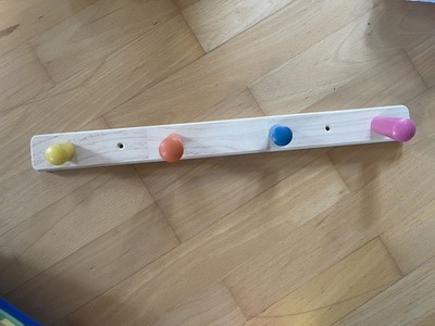 Neu IKEA Holz Kinder Garderobe Kleider Leiste Naturholz bunte Knöpfe 47x4,5x7cm