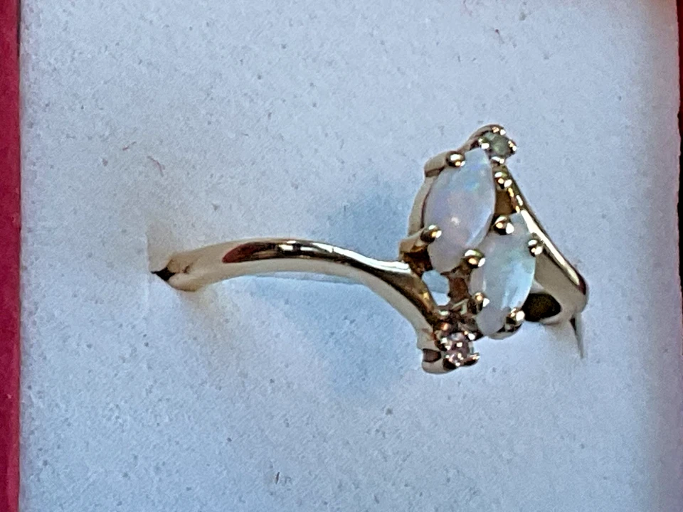 Anillo de oro amarillo de 10 quilates de ópalo natural y diamantes talla 7,75 Foto 3 de 4
