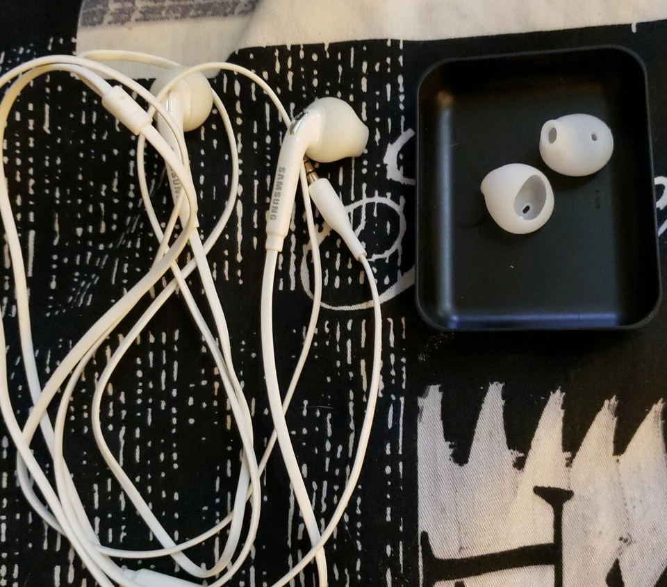 Samsung Desktop Dock / Headphones Combo - Image 2 of 4