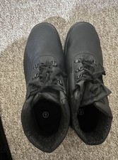 Image of Brand new size 9 black safety shoes, boxed, strong and unused great grip!