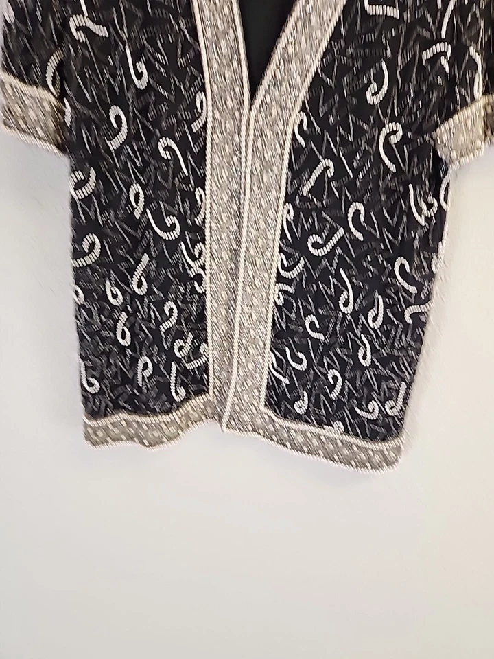 Chaqueta de noche de colección Laurence Kazar negra/blanca con cuentas talla PM Foto 3 de 4