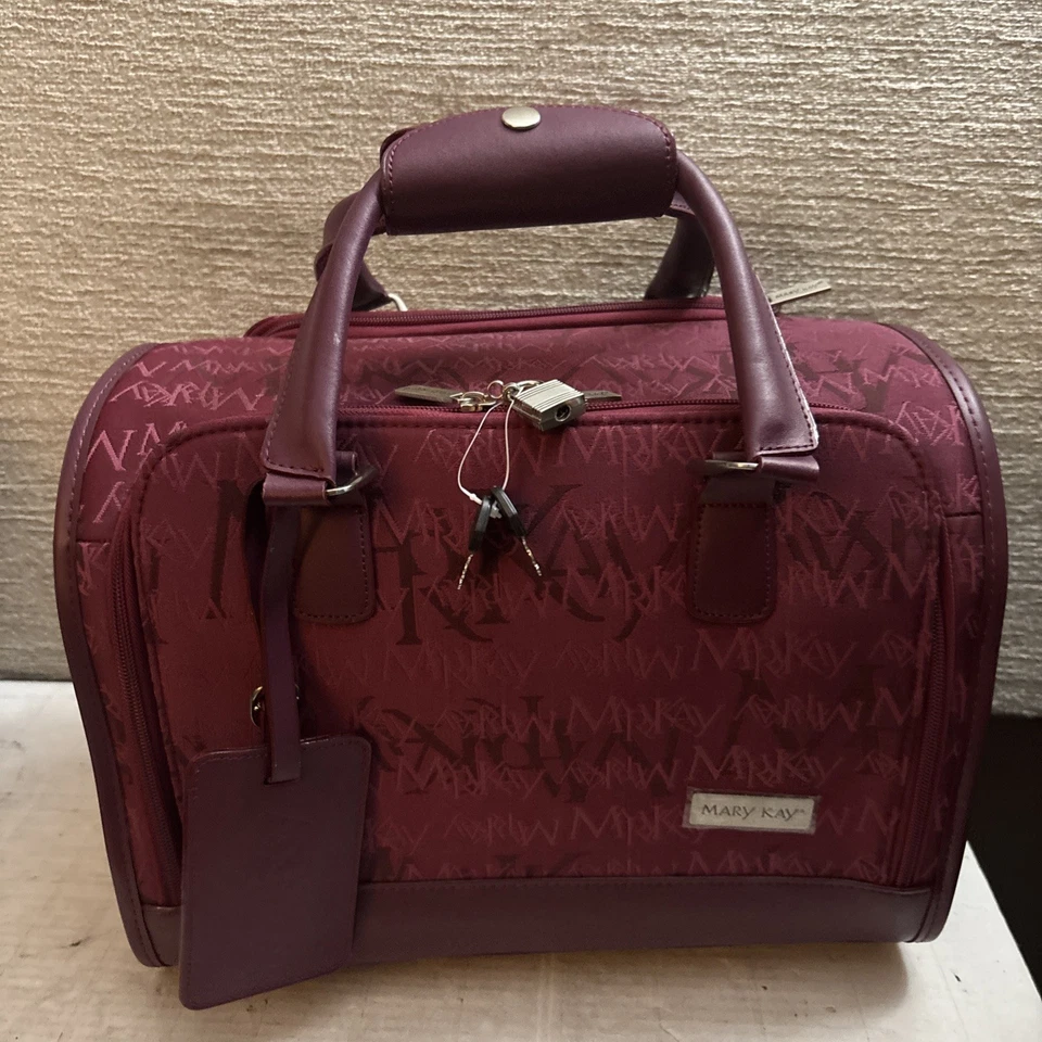 Cerradura de equipaje de mano para pasar la noche con logotipo Mary Kay con llaves perchas de viaje borgoña Foto 2 de 4