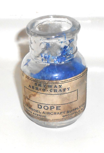 VINTAGE SKYWAY "DOPE" GLUE BOTTLE - 1950-1960 - ORIGINAL BLUE GLUE INSIDE