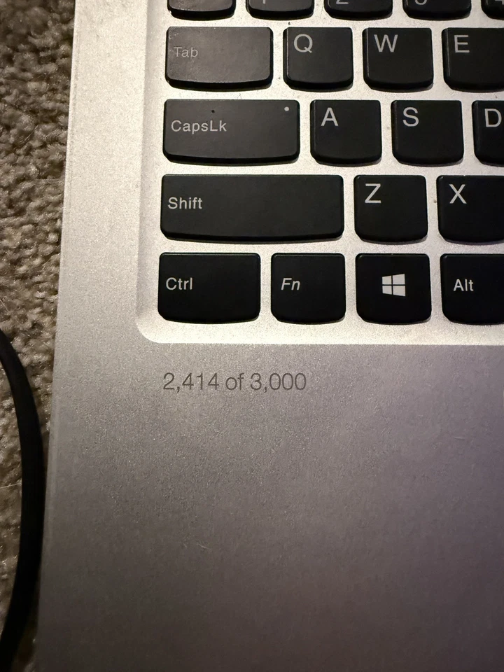 Lenovo EDICIÓN ESPECIAL Yoga 910 STAR WARS G EMPIRE (#2414 de 3000) Usado, desgaste mínimo Foto 3 de 4