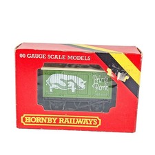 Hornby R216 Prime Pork 12T Closed Van OO Gauge Model Railways Wagon Green Boxed.