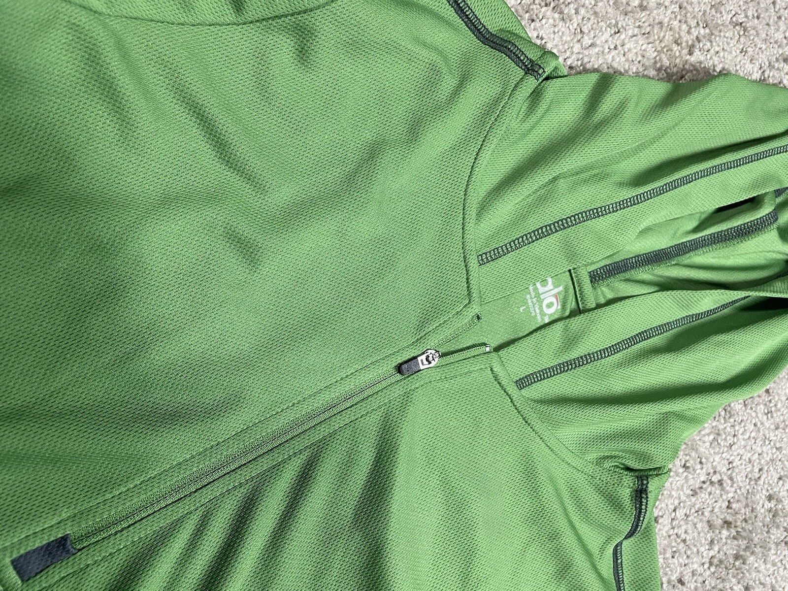 alo-yoga slim fit full zip athletic workout hoodie