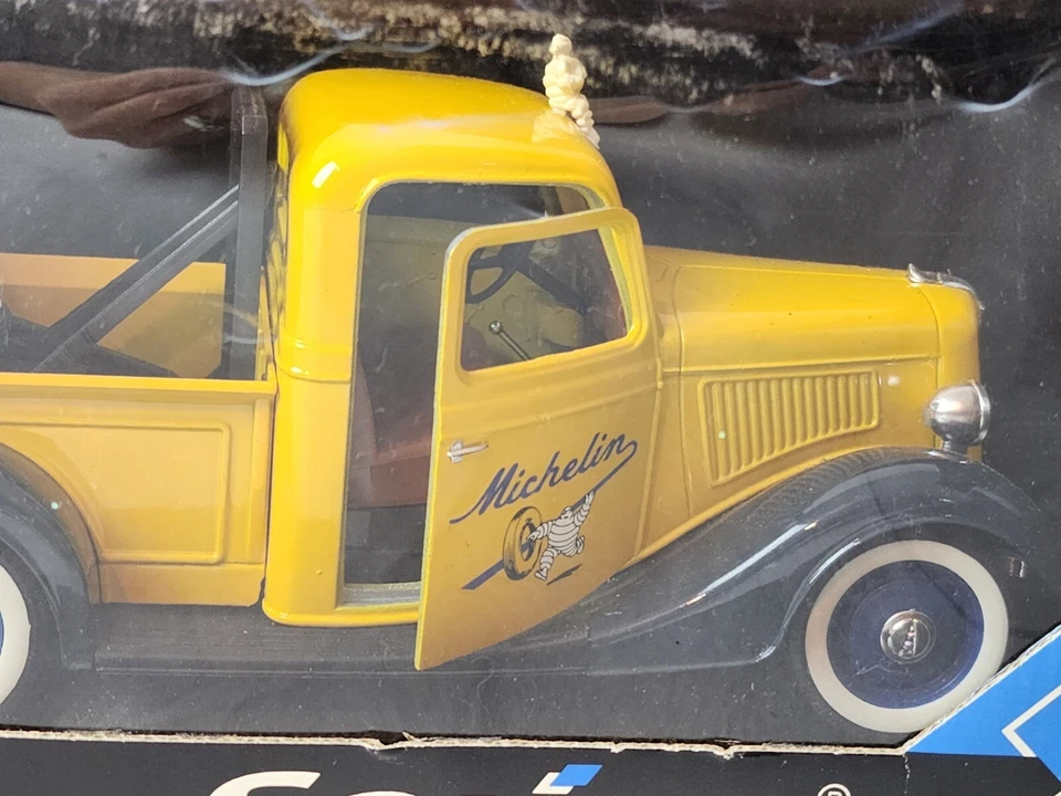 Prestige Metal Made In France 1:18 Solido Diecast Yellow Tow Truck Michelin Man - Image 2 of 4