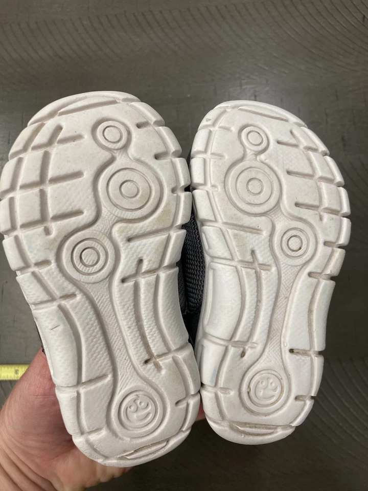 Zapatos Surprise By Stride Rite para niños pequeños talla 7, lavables usados Foto 2 de 3