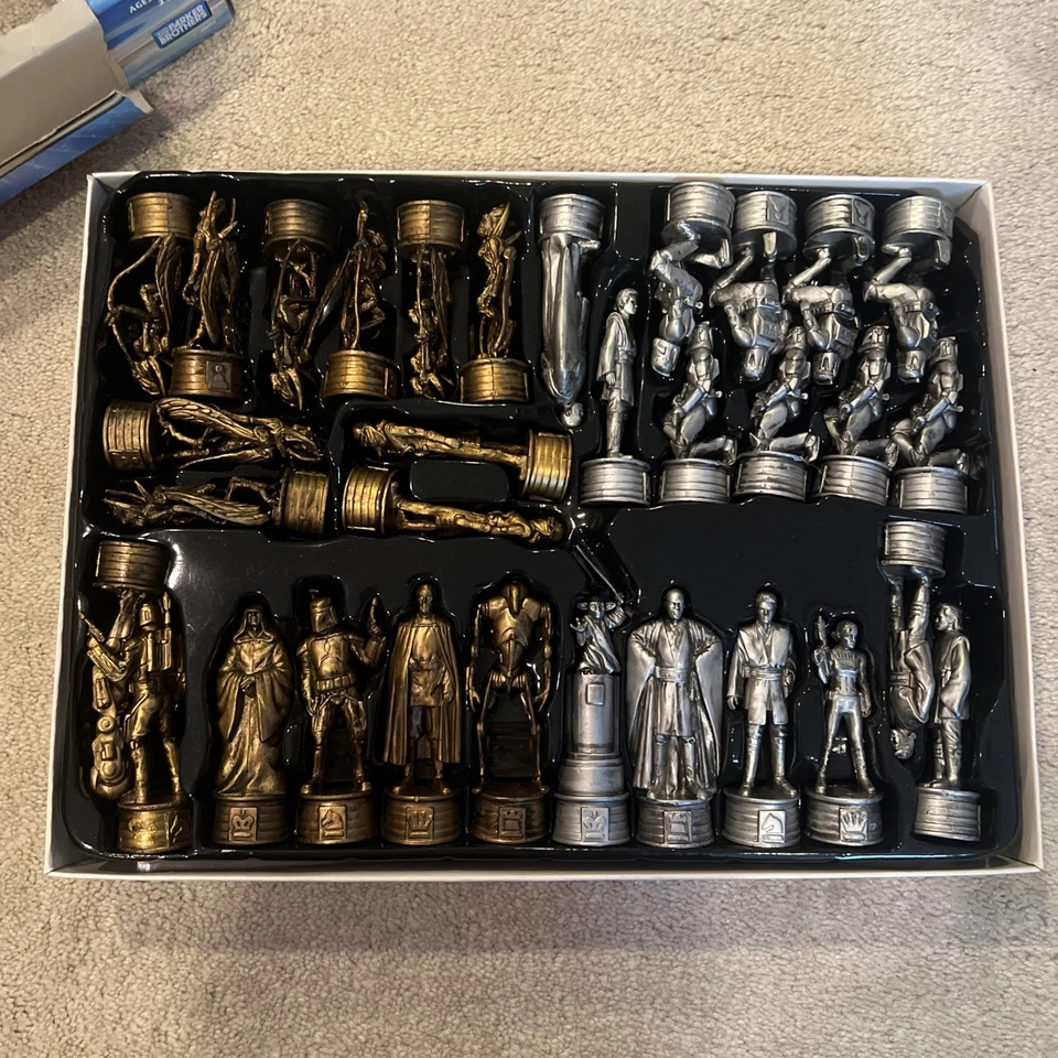Star Wars Episode II: Attack of the Clones Chess Set - Complete! (Box Damage) - Image 2 of 4