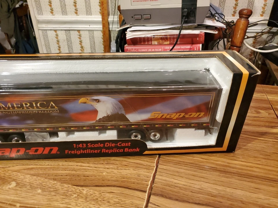 Snap-On Crown Premiums 1:43 Die-Cast Freightliner Replica Bank - America - Image 3 of 4