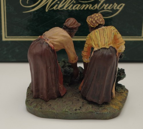 FIGURA COLONIAL WILLIAMSBURG 1997 MUJERES RECOGIENDO VERDURAS LANG AND WISE SIN USAR, EN CAJA - Imagen 2 de 4