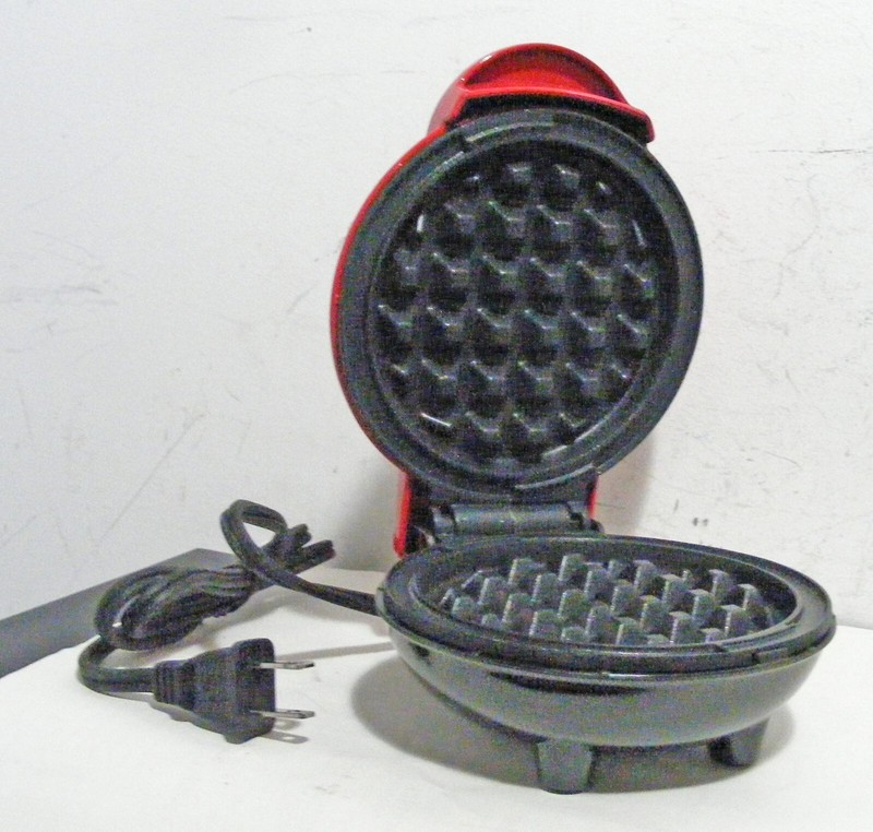 DASH electric Mini-Waffle Maker, single 4"