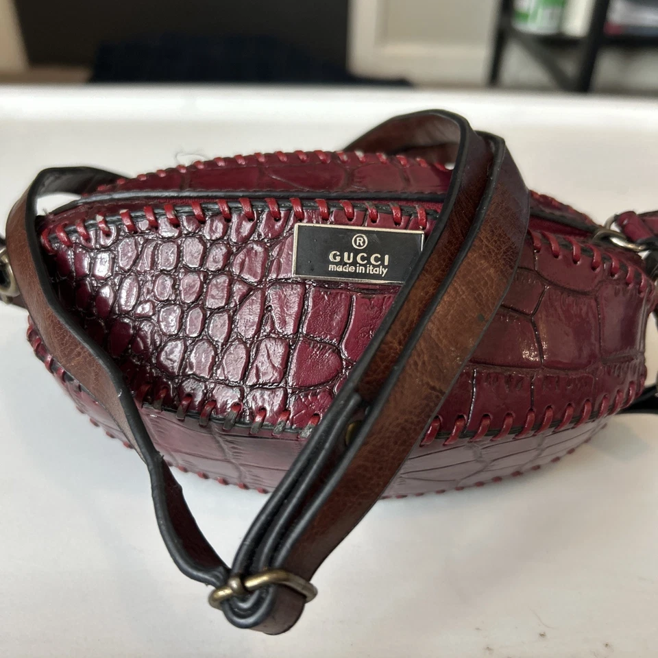 Bolso de Mano Gucci Piel de Cocodrilo Rojo Marrón Correa de Cuero Forma de Fútbol Foto 2 de 3