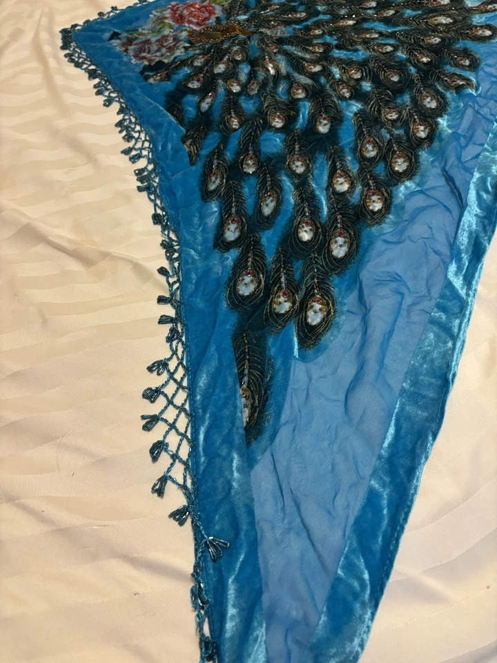 Kirk's Folly Cuentas Triangular Terciopelo Seda Pavo Real Bufanda Chal Envoltura Azul Foto 4 de 4