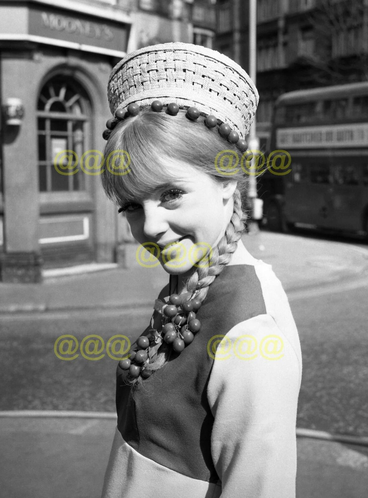 Photo   Chapeau de Pâques Dior modèles Vanessa Howard (Chartoff), Londres, 1967