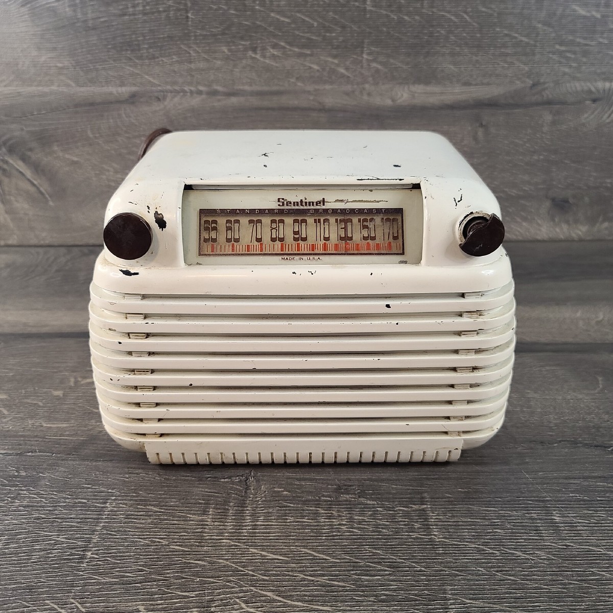 Vintage Sentinel 284-1 Art Deco Tube Radio 1940s Bakelite Radio