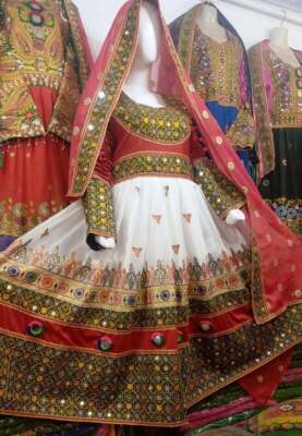Robe Traditionnelle Afghan Kuchi - Broderie Blanche Sur Fond Vert - Fait Main Sur Mesure