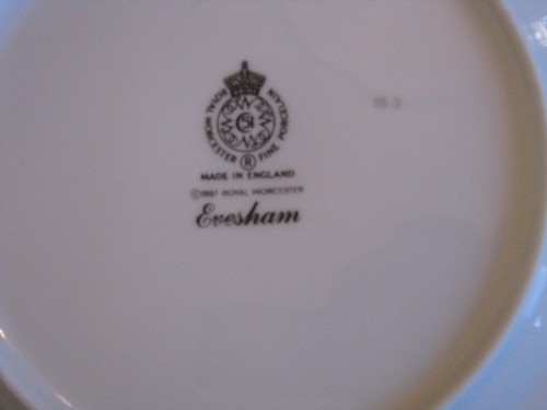 Evesham Gold Lunch Plate Fine Porcelain Royal Worcester Fruit Gold Trim 8 1/4" - Picture 4 of 4