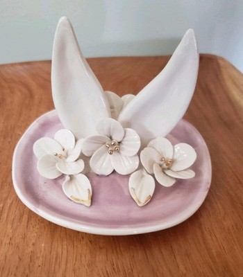 NEU ANTHROPOLOGIE SCHMUCK SCHALE SCHMUCK RING HALTER ''ESTELLE'' HASENOHREN OSTERN 