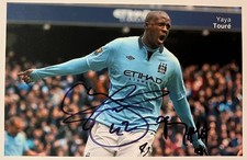 Yaya Tour&eacute; ORIGINAL Autogramm Manchester City Foto Handsigniert Legende