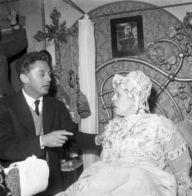 Italian director Dino Risi talking to Italian actress Tina Pica 1957 OLD PHOTO