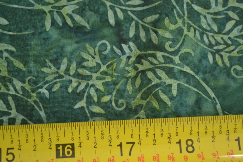Por 1/2 yarda, verde sobre verde Quilt Shop Batik, Hoffman/G-2229-8, B450 Foto 3 de 4