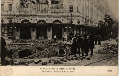 CPA Paris, L'Orage Du 15 Juin, Place Saint-Augustin, La Tapissiere Enlize Et Le Trou Dans Lequel S Est Abime Un Taximetre