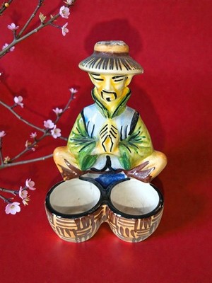 Vintage Miniatur Drioli Keramik 5'' Flaschenhalter sitzend chinesischer Mann Retro