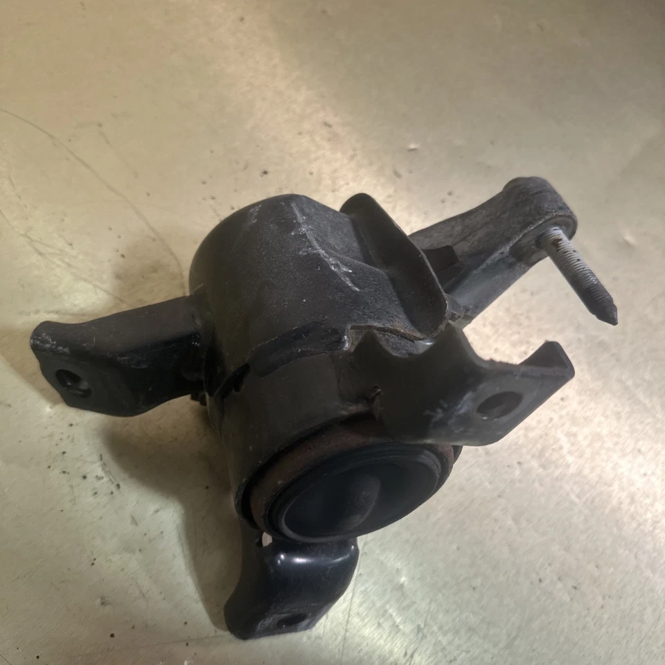 Оригинальное переднее крепление двигателя 2015 TOYOTA RAV4 - Изображение 4 из 4