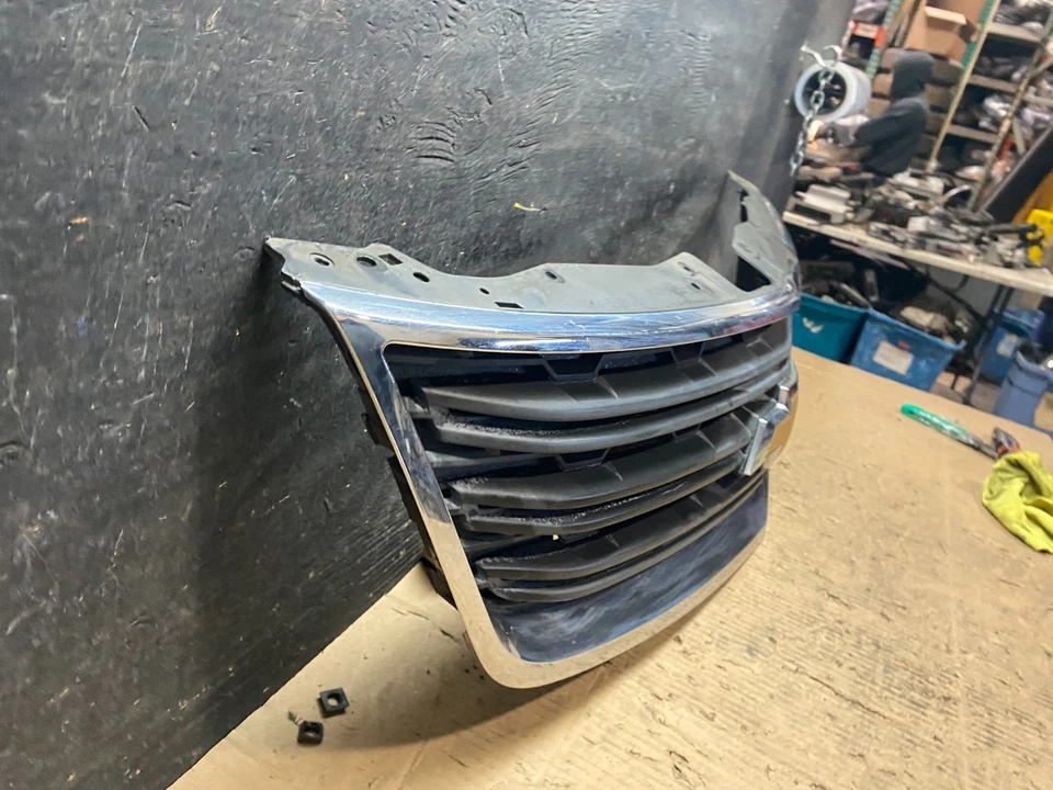 Chevrolet Traverse 2013 a 2017 parrilla superior delantera OEM U6139 DG Foto 3 de 4