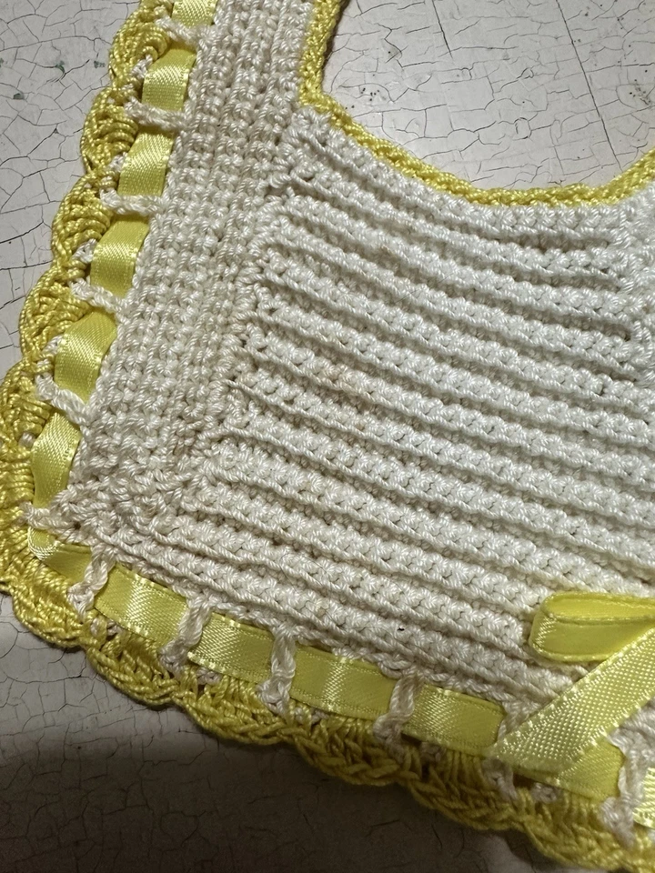 Babero bebé vintage hecho a mano o tejido con cinta amarilla. Decoración Cottagecore Foto 3 de 4