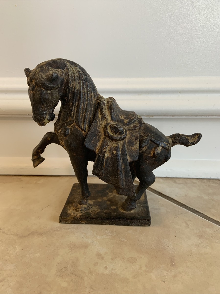 馬の置物　戦時中の北京のアンティーク Chinese Vintage Tang Dynasty Iron Saddled￼ War Horse