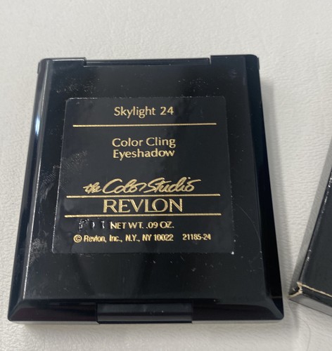 Revlon The Color Studio COLOR CLING Eyeshadow Powder Eye Makeup Skylight 24 NIB - Picture 3 of 3