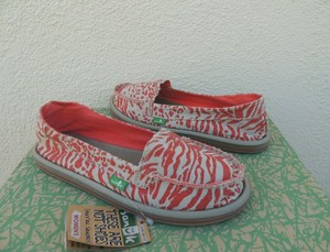 sanuk shorty sidewalk surfer