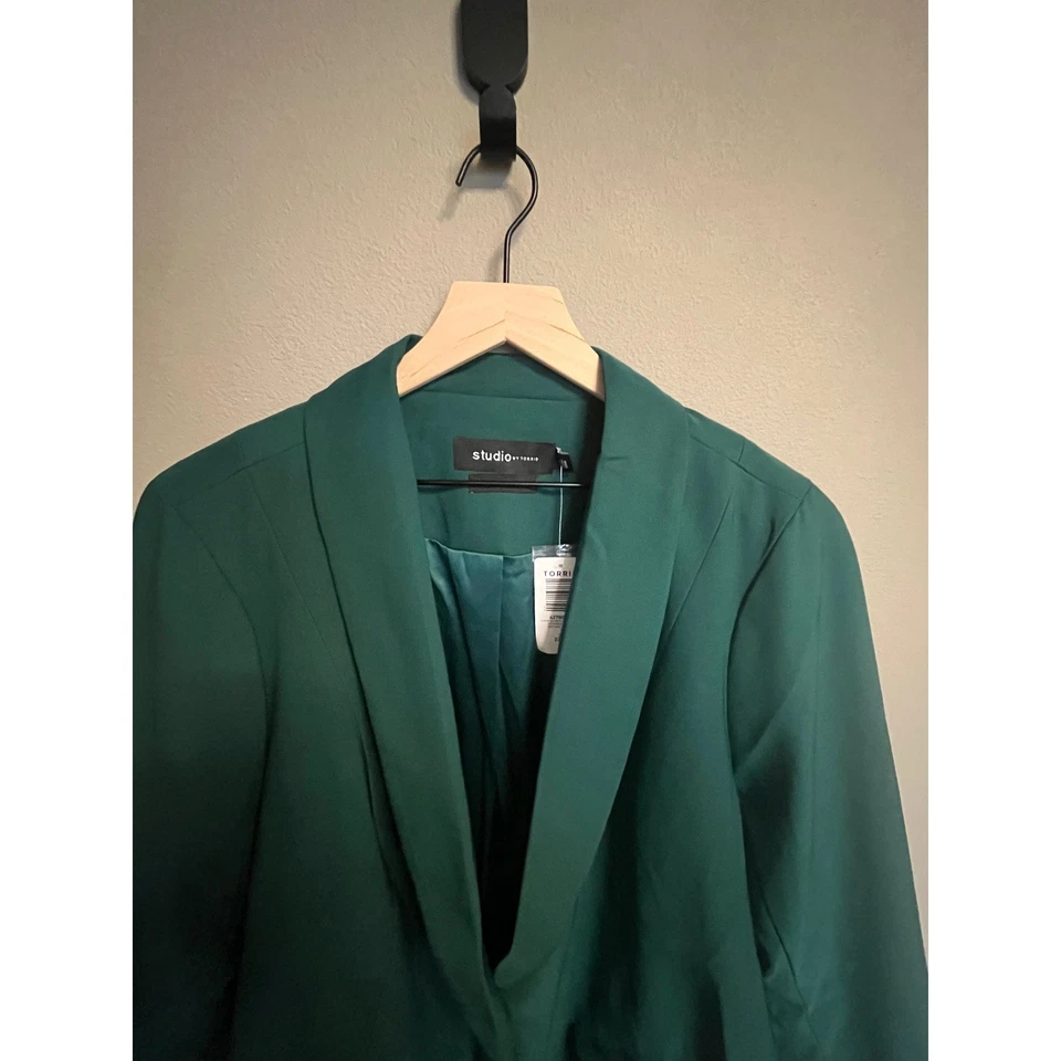 Chaqueta Blazer Botánica Torrid Studio Botánica Verde Esmeralda Talla 3 3X Foto 2 de 4