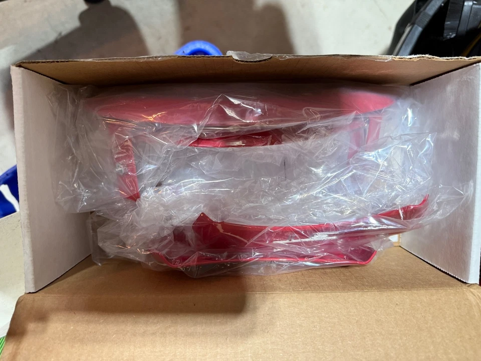 05-09 Ford Mustang MGP Caliper Covers Red Powder Coat Set of 4 10197SMG2RD — 第 2/4 张图片