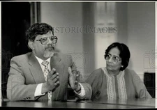 1988 Press Photo Arun and Samanda Gandhi at Amherst College, Massachusetts