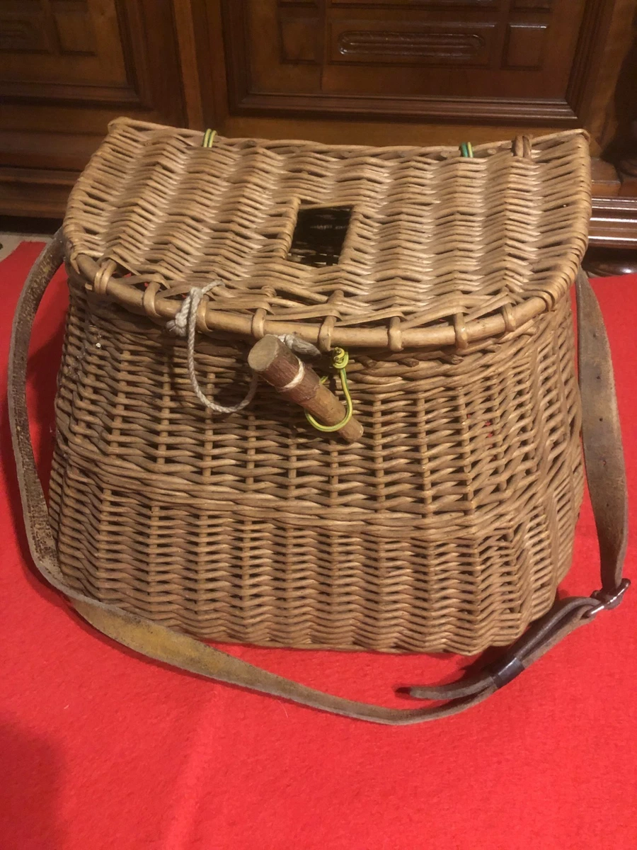 Lot De Matériel De Pêche Ancien - Occasion, Avec Marques D’usure, Parfait Pour Collectionneurs Ou Décoration Rustique