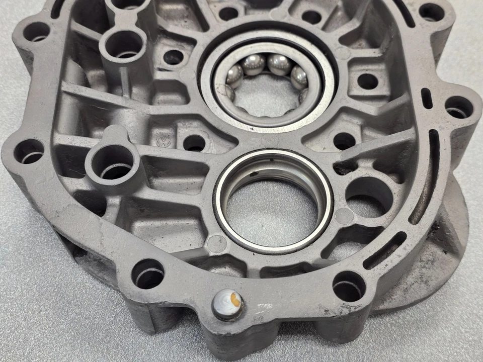 NICE USED ORIGINAL PORSCHE 914 TRANSMISSION MAGNESIUM INTERMEDIATE PLATE — 第 3/4 张图片