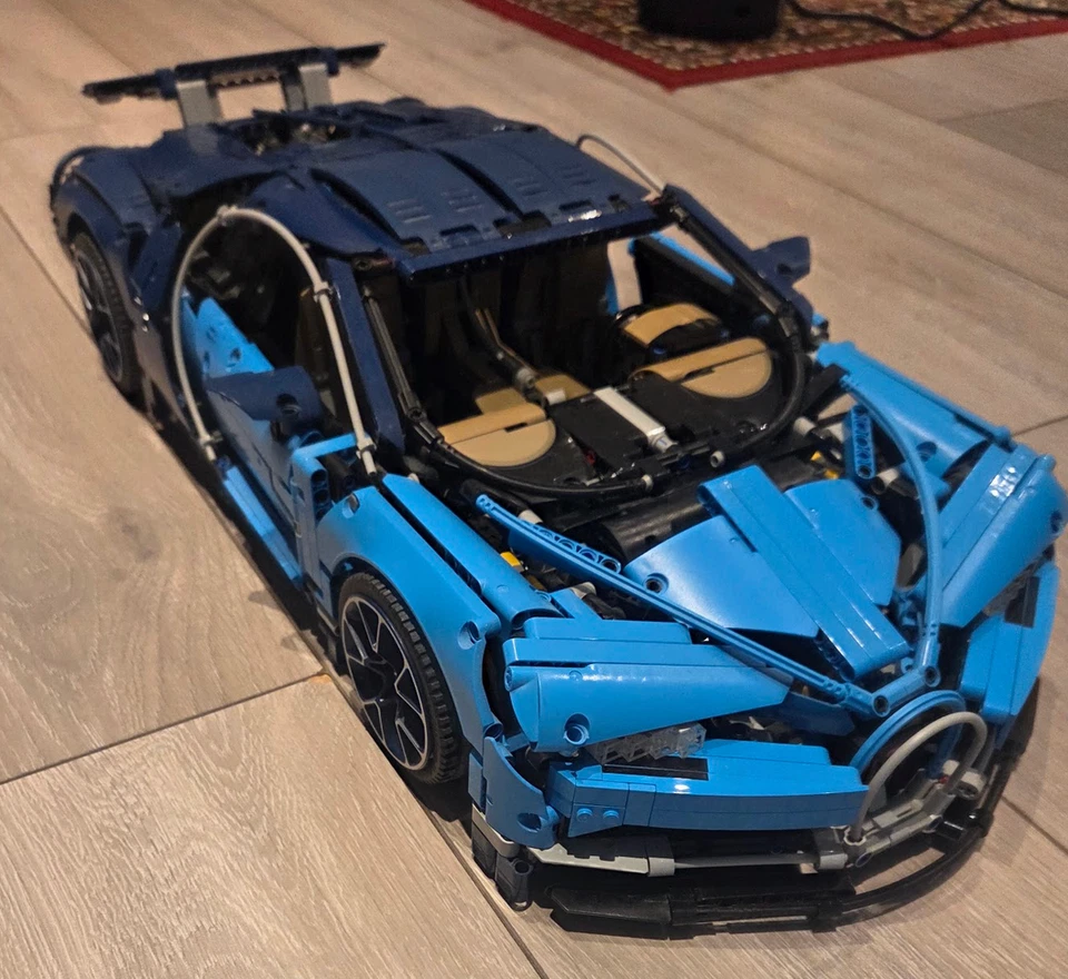 LEGO Technic 42083 Bugatti Chiron, photo 2 of 5