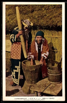 Ansichtskarte Japan, Two Ainu pounding millet 