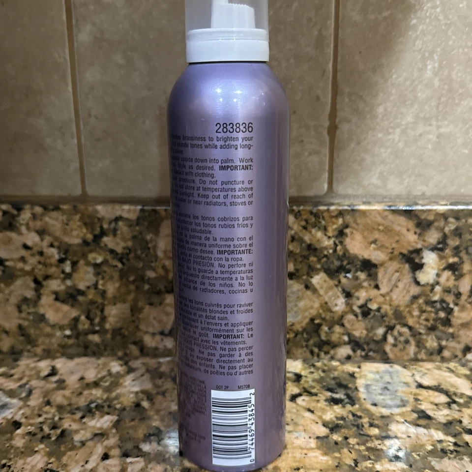 Mousse voluminizadora Zotos Blondie Violate para iluminar a tu rubia 8 onzas Foto 3 de 3