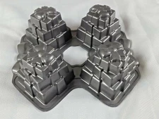 Wilton Dimensions Multi-Cavity PRESENTS Cake Pan Four Gifts Birthday Christmas