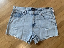 NWT GAP DENIM STRIDE DISTRESSED 100 COTTON SHORTS IN SIZE 18/34