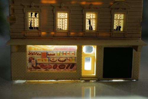  Historic Apartment block with Bakery shop for n-gauge model railway with lights