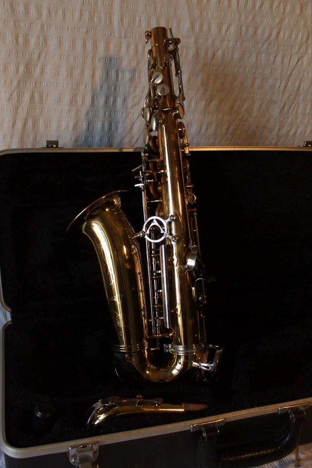 Saxo alto Antigua “Vosi” con estuche original  Foto 2 de 4