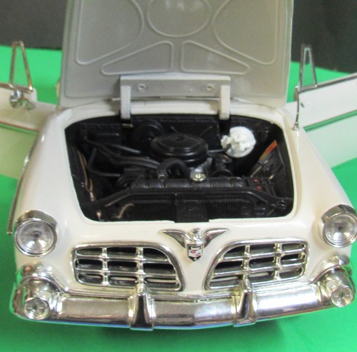 Signature Models 1955 Chrysler Imperial coupe. Everything opens. Cream-gold 1:18 - Picture 10 of 13