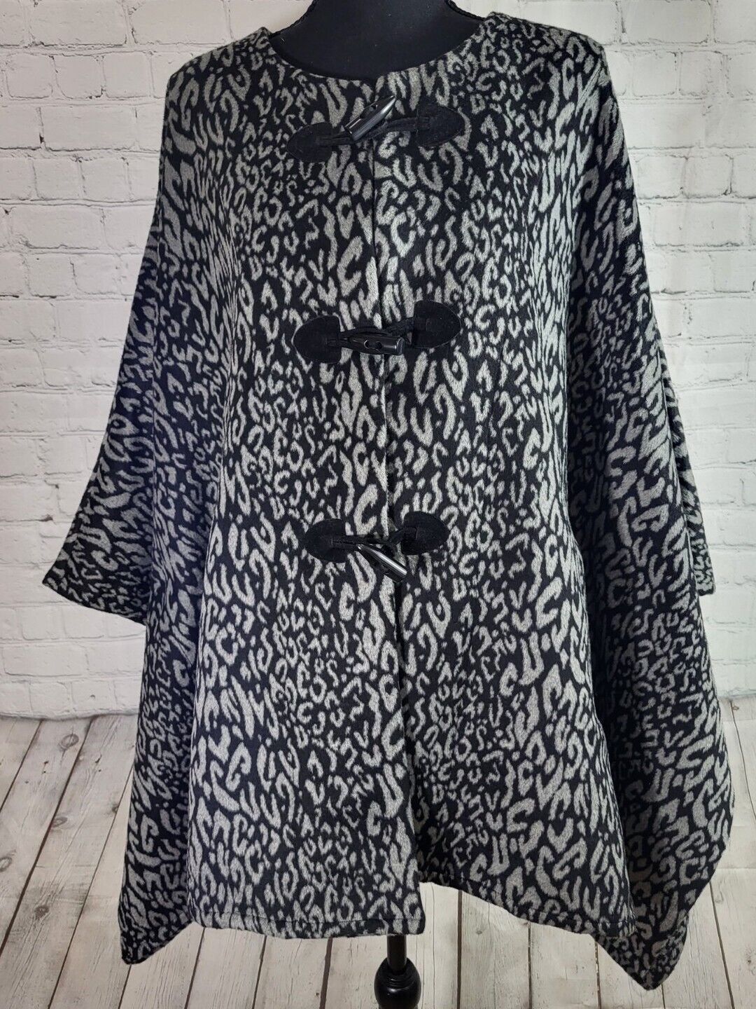 Women's Isaac Mizrahi Animal Print Shawl Wrap Plus Size 2X w/ Pockets 